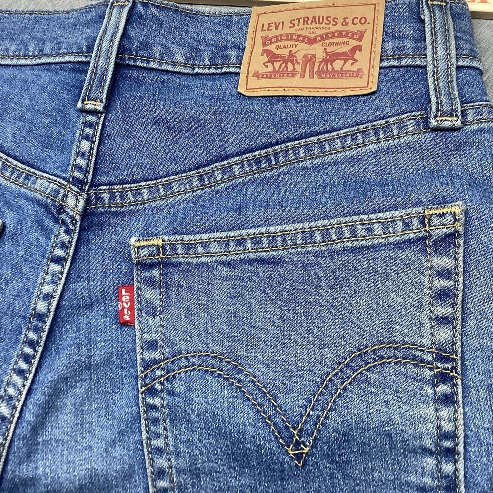 Levi's Women's High Waisted Taper Jeans Size 26 Blue Medium Wash 90s Y2K